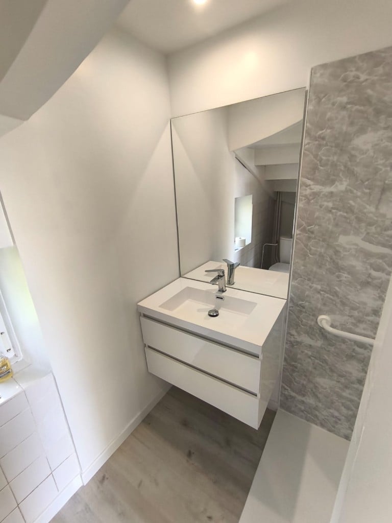 Salle de bain PMR — douche à l'italienne
